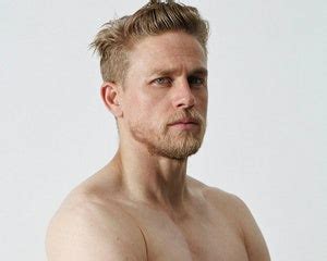 Watch Charlie Hunnam and Rami Malek’s Naked Shower Scene。